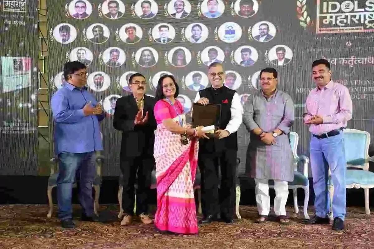 The Idols of Maharashtra 2020 award for Aniruddha Kalbande's work at Fireblaze AI School, received on his behalf by Mrs Sharyu Kalbande