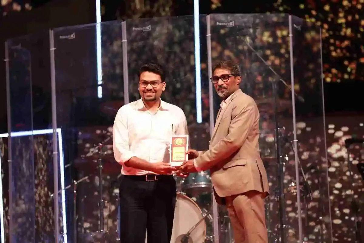 Aniruddha Kalbande receiving an award on stage at the Nagpur Startup Fest 2019