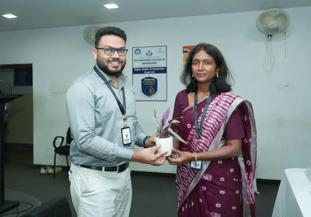 Aniruddha Kalbande being felicitated by a Priyadarshini College of Engineering faculty member at the Internal Smart India Hackathon 2026